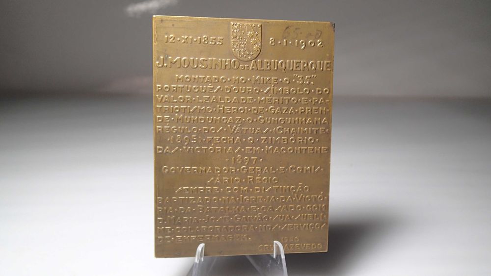Placa em Bronze de Mousinho de Albuquerque
