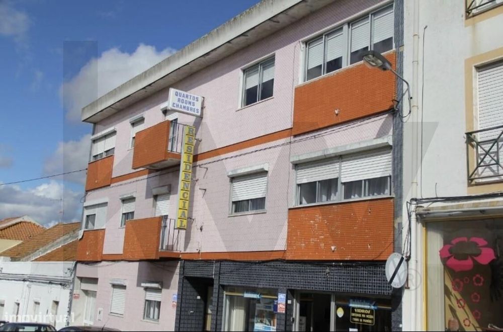 Prédio com potencial de reabilitação no centro de Vendas Novas