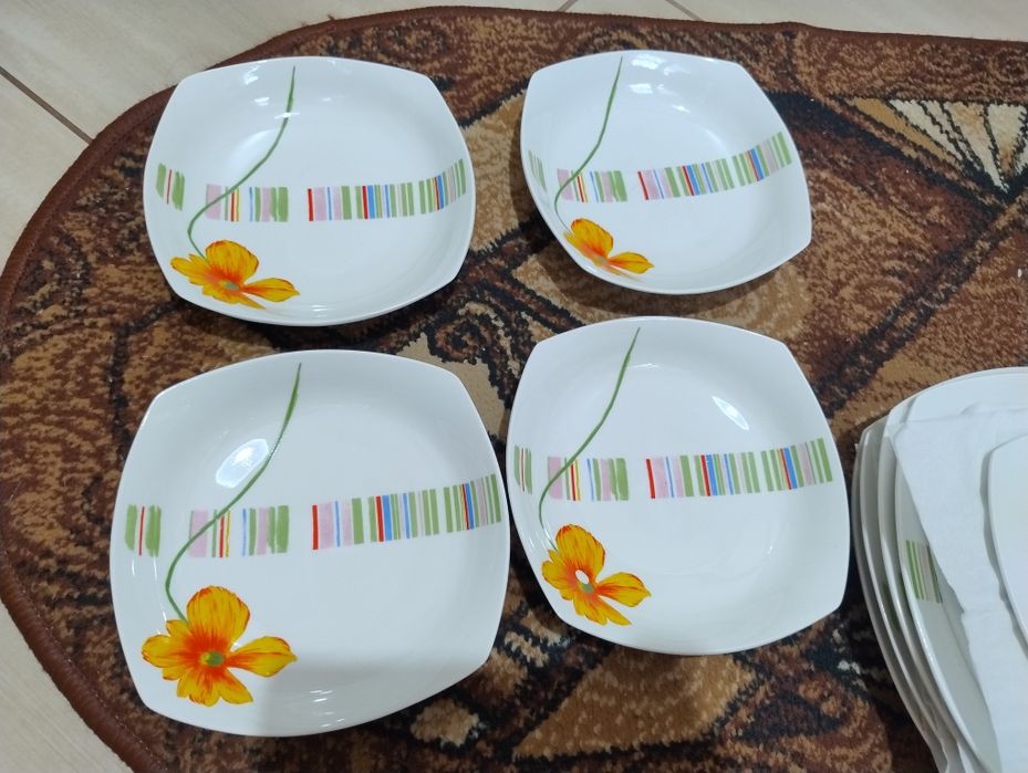 Zestaw obiadowy nowych talerzy