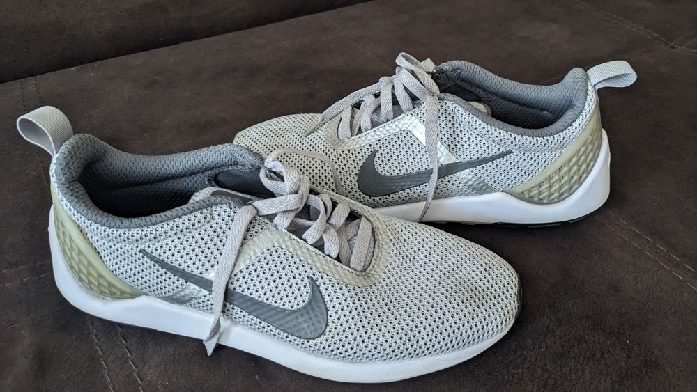 Нові чоловічі кросівки фірми Nike