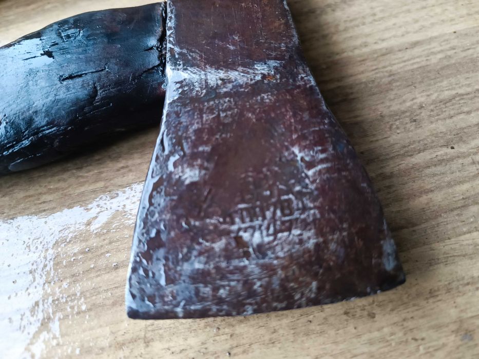 Топор Сокира з дерев'яною ручкою