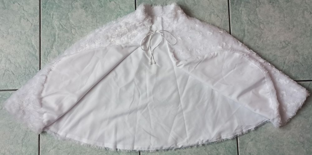 Pelerynka komunijna.