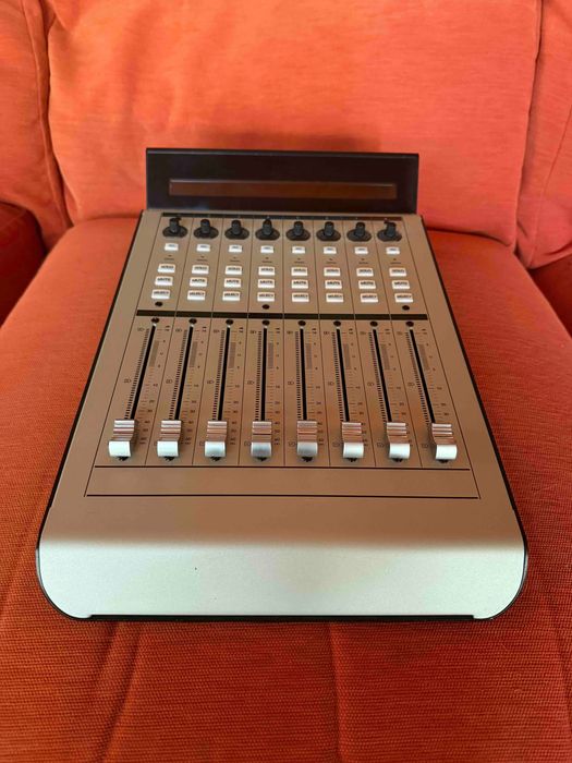 SUPERFÍCIE DE CONTROLO MACKIE para digital audio workstation