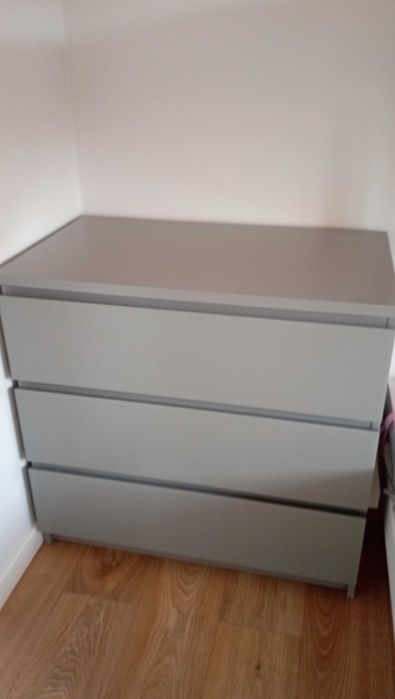 Cómoda e mesa cabeceira Ikea