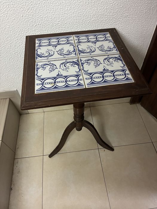 Pequena Mesa de Apoio Pé de Galo com Azulejos embutidos