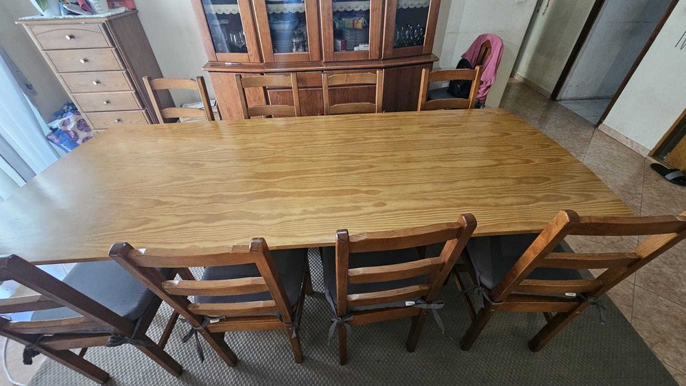 Aparador/louceiro e mesa de sala com 6 cadeiras