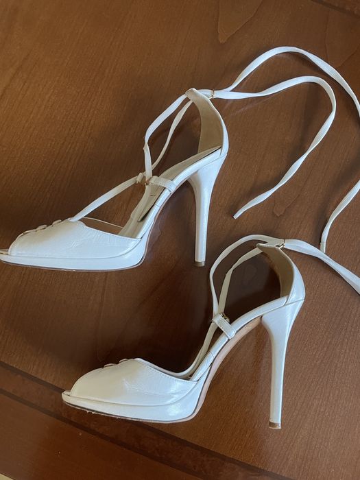 Босоножки белые женские.