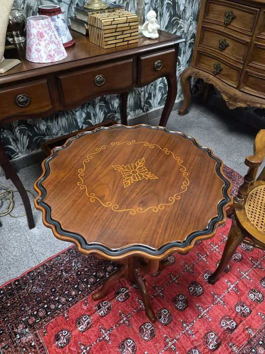 Mesinha de apoio vintage em madeira com marchetaria.