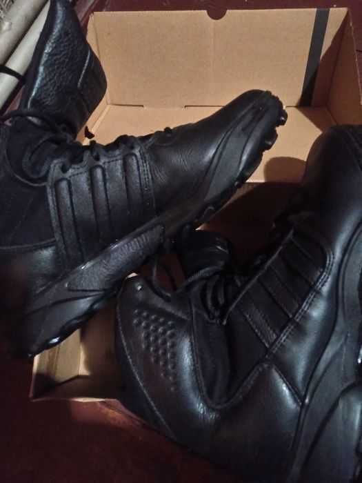 Кросівки Adidas GSG.7.9.E 
високоякісна підсилена підошва.