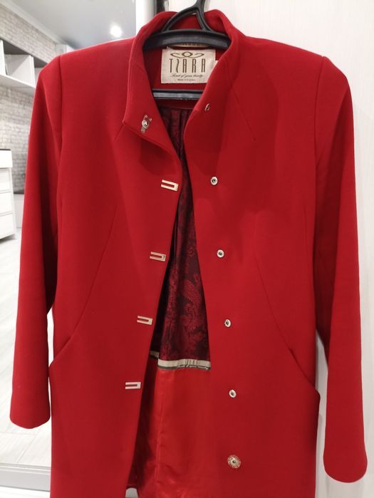 Женское красное пальто