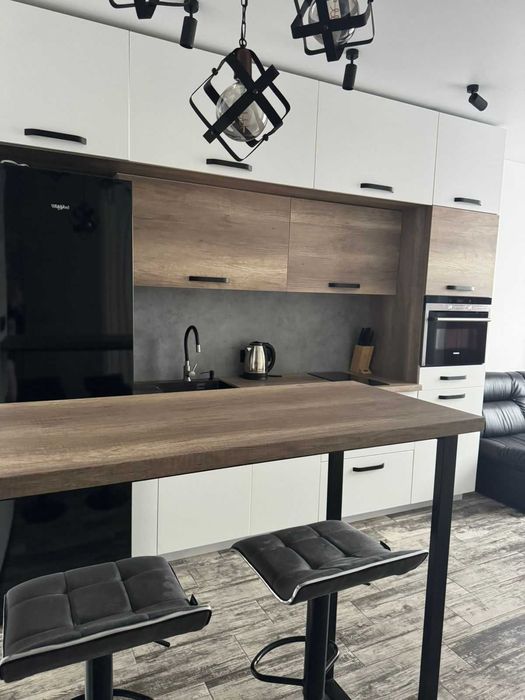 Стильна нова квартира на Митниці