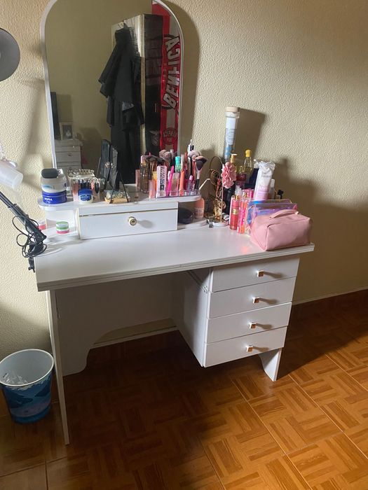 Cama de corpo e meio + secretária