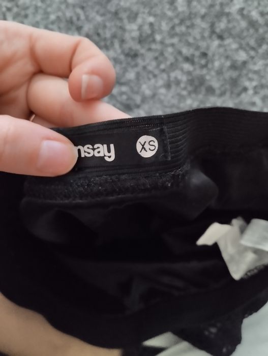 Czarna koronkowa spódniczka mini z baskinką