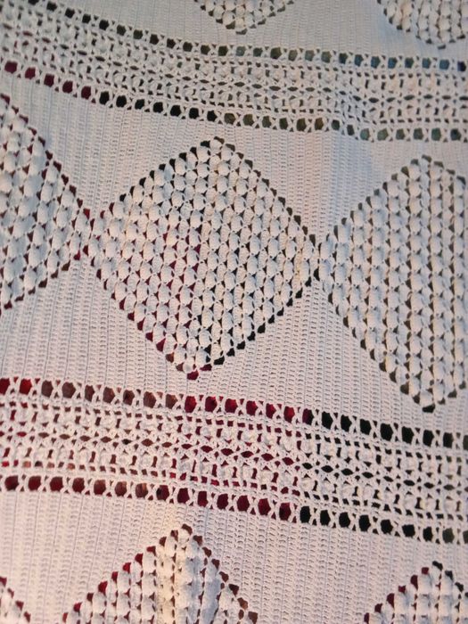 Colcha de crochê branca é uma peça artesanal e muito antiga.