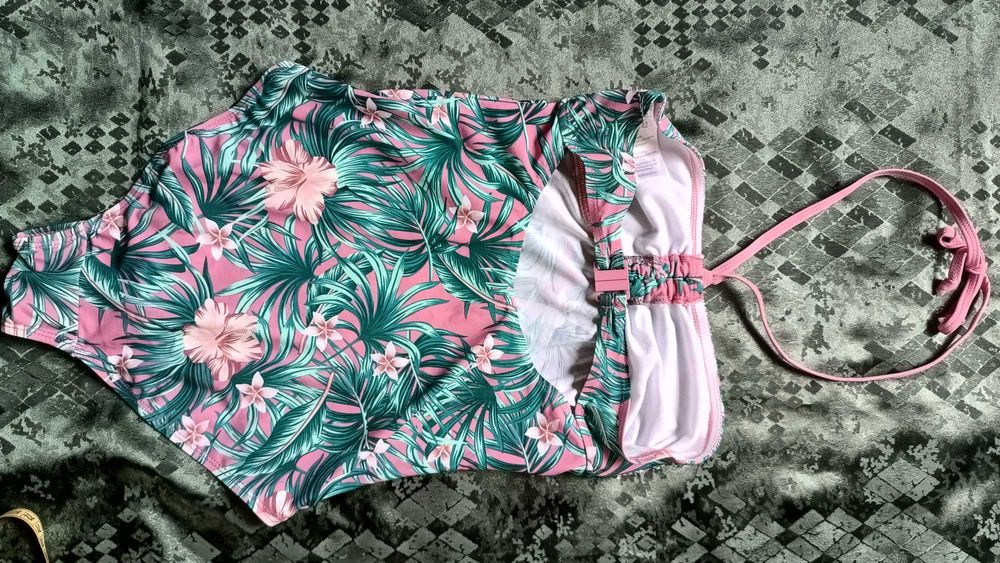 Гарний купальник в новому стані