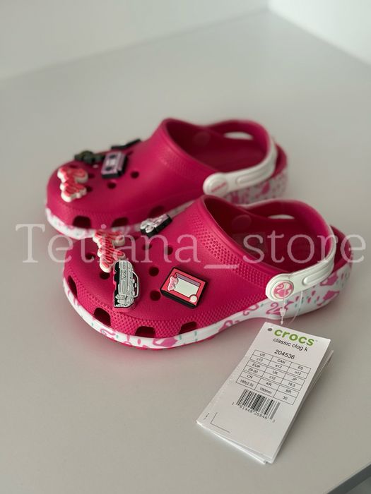 Крокси рожеві яскраві для дівчинки з джибітсами Барбі Crocs Barbie clog classic original C8 C9 C10 C11 C12 C13 J1 J2 J3