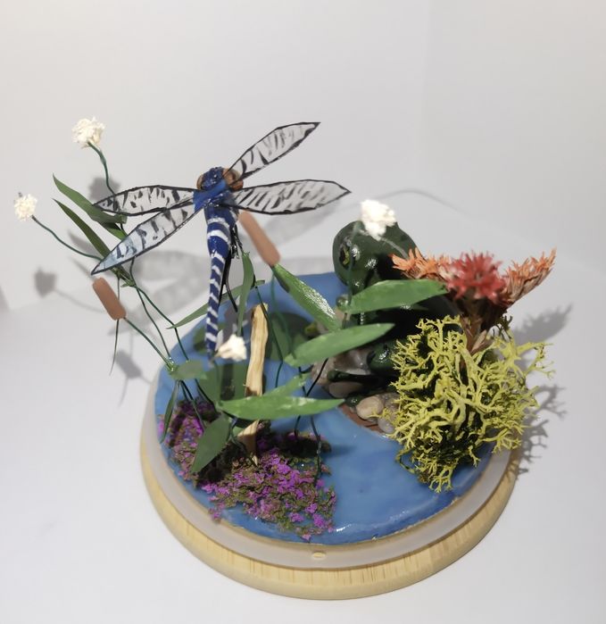 Ozdobny słoik z żabą i ważką Diorama