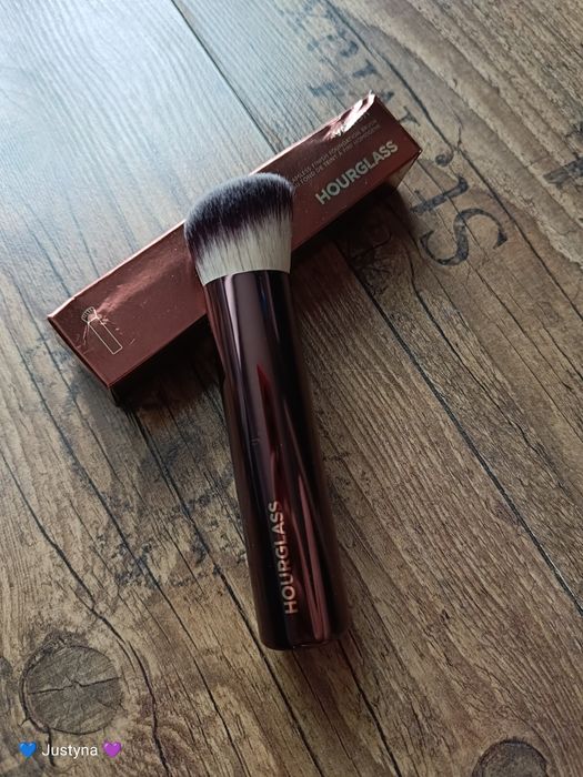 Nowy pędzel HOURGLASS Vanish Seamless Finish do podkładu
