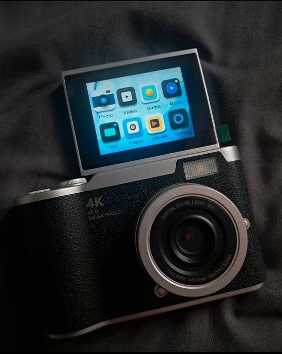 Czarny aparat cyfrowy