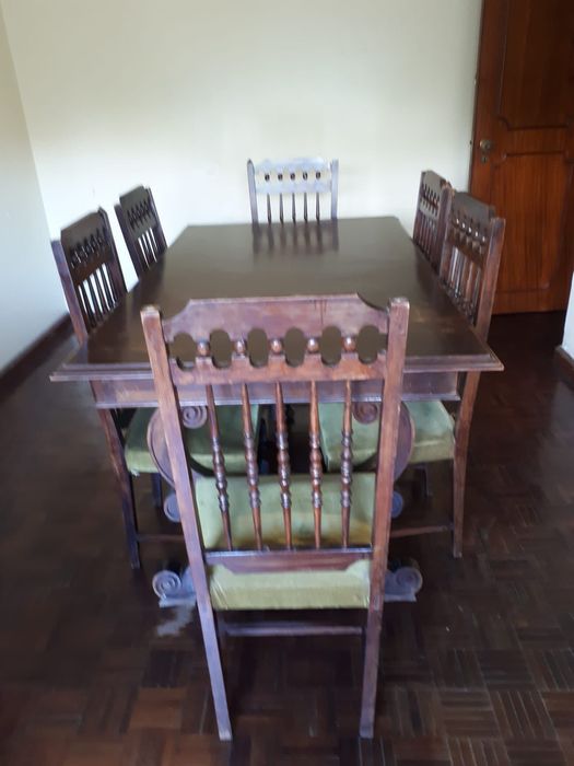 MESA com 6 cadeiras ótima  CONSERVAÇÃO.