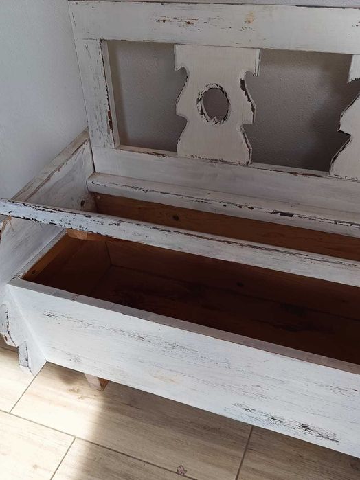 Biała drewniana ława że schowkiem styl rustykalny vintage