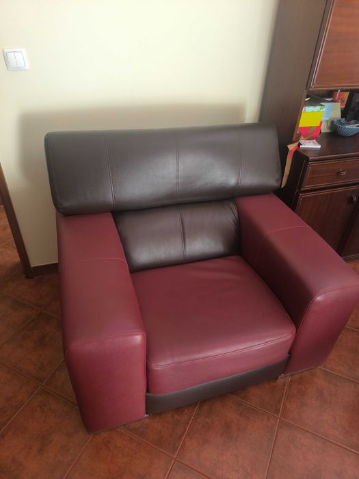 Poltrona em pele  reclinável e extensível