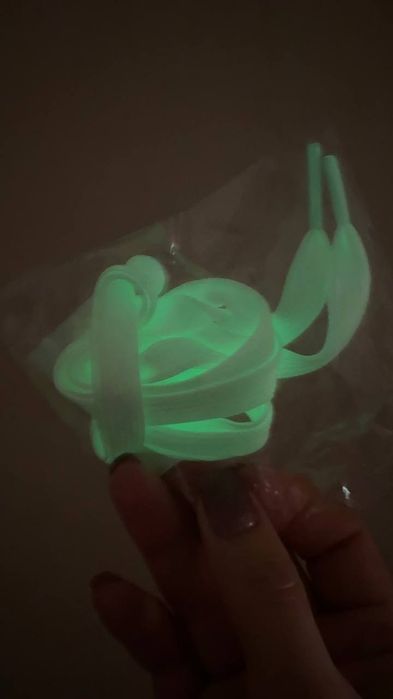 Шнурки светящиеся новые