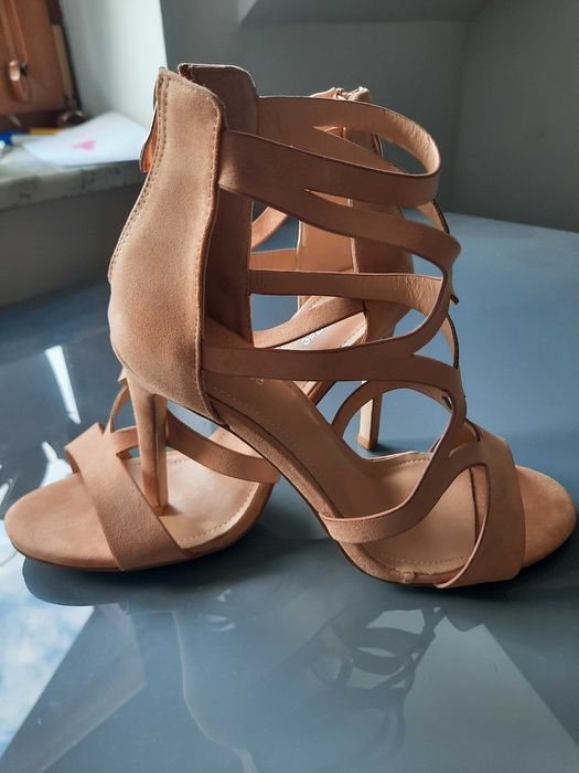 Nowe letnie buty na paski, na obcasie kolor brzoskwiniowy 39