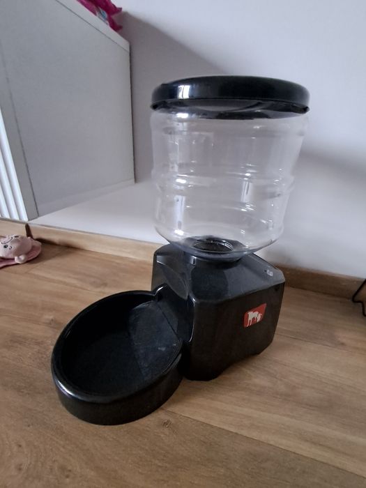 Podajnik czasowy  na karmę psa ,kota