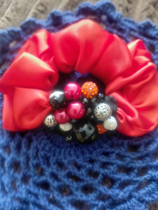 Czerwona  gumka  dla  włosów