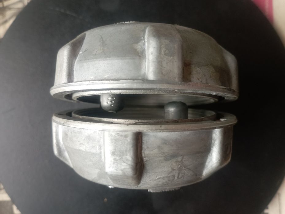 Продам крышку бензобака. ВАЗ то Таврия.
ВАЗ и Таврия.