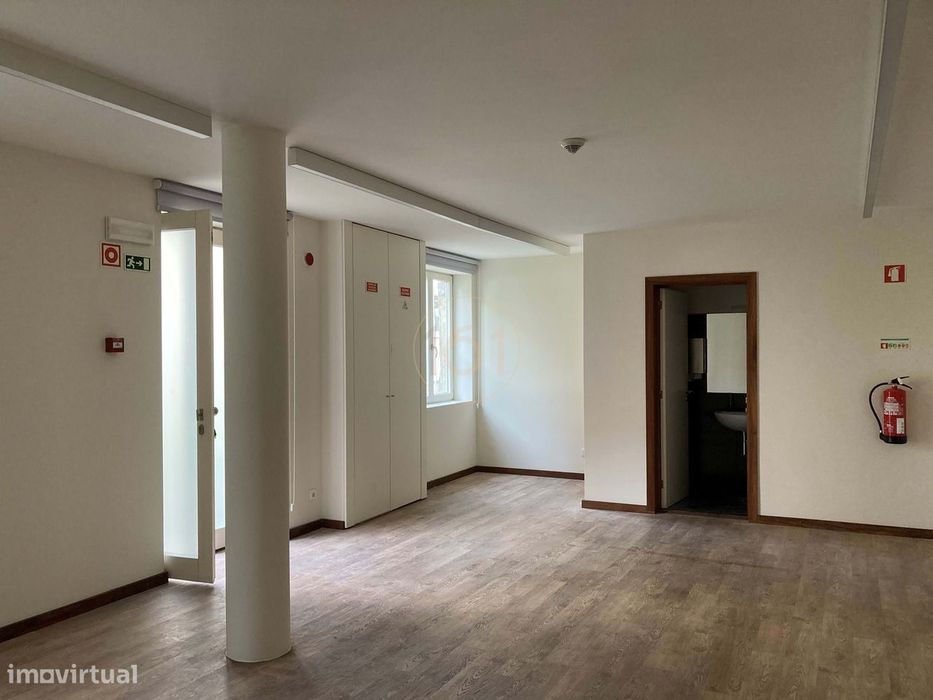 Espaço destinado a serviços, para arrendamento, na Rua de Serralves