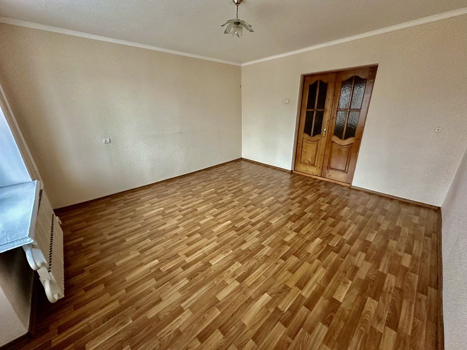 Продам  трикімнатну квартиру.