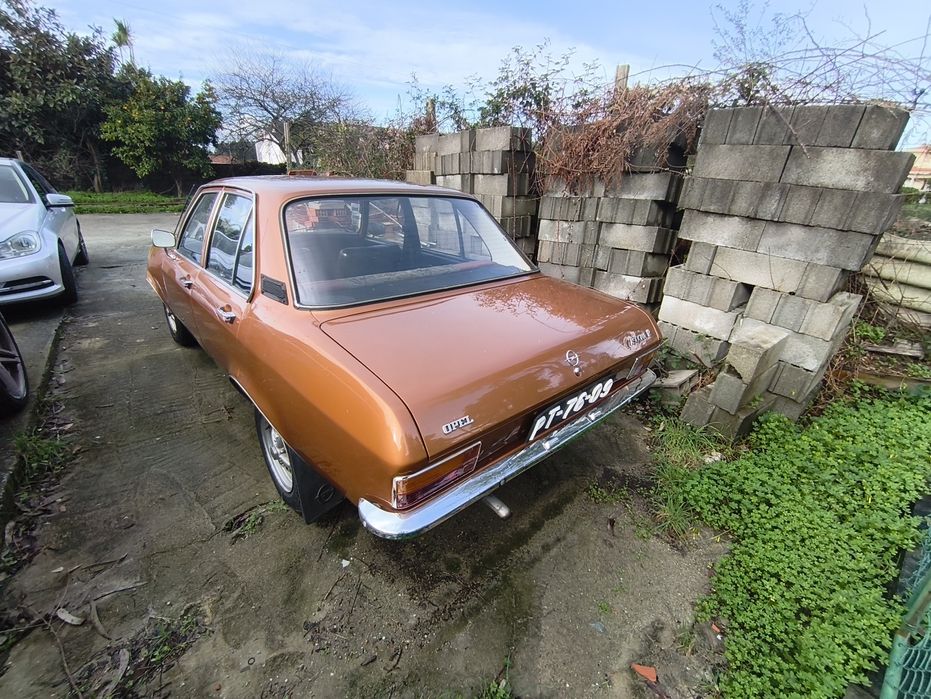 Opel Ascona acidentado