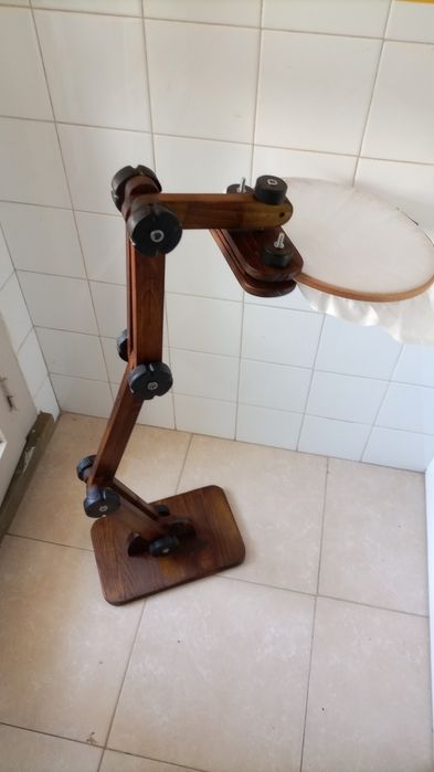 Base articulada de chão ou mesa para aro de bordar