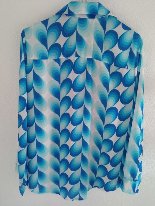 Blusa azul de mulher