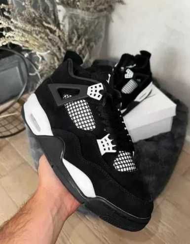 Jordan 4 w czarno-białej kolorystyce  39