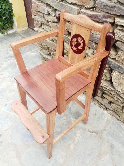 Cama romântica individual antiga