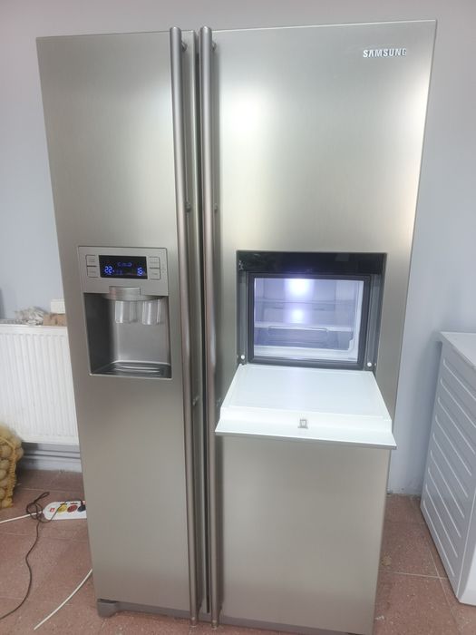 Lodówka Samsung SidebySide z kostkarką.