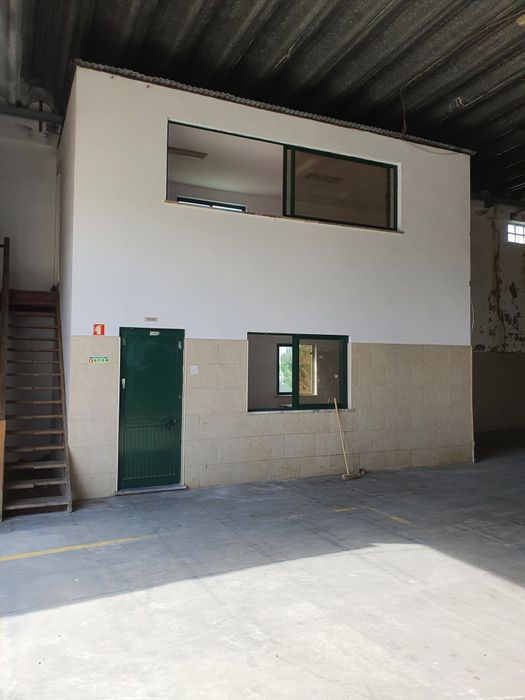 Arrenda-se Armazém 700m2