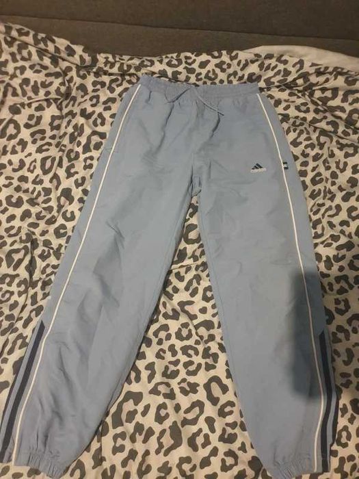 Jasnoniebieskie spodnie Adidas z paskami