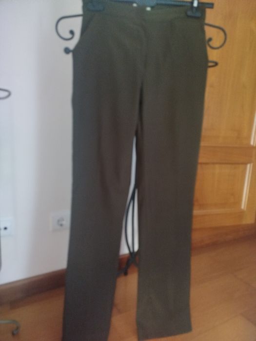 Calça de  tom verde