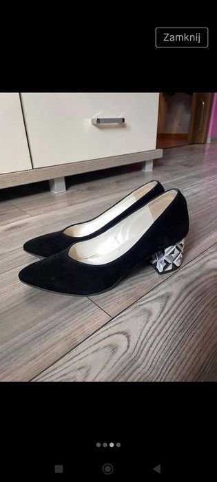 Pantofle damskie na obcasie prawie nowe.