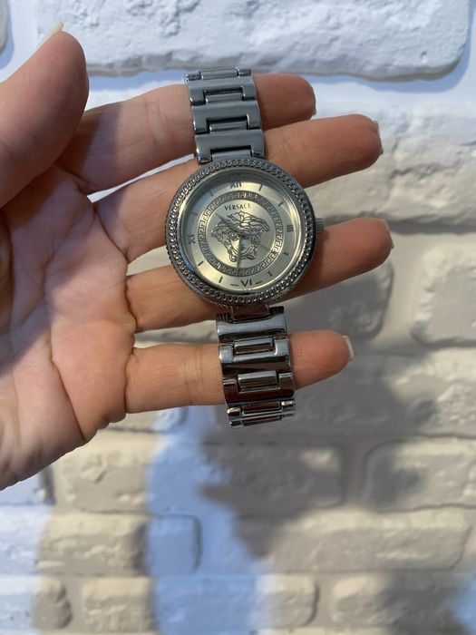 Стильні жіночі часи Versace