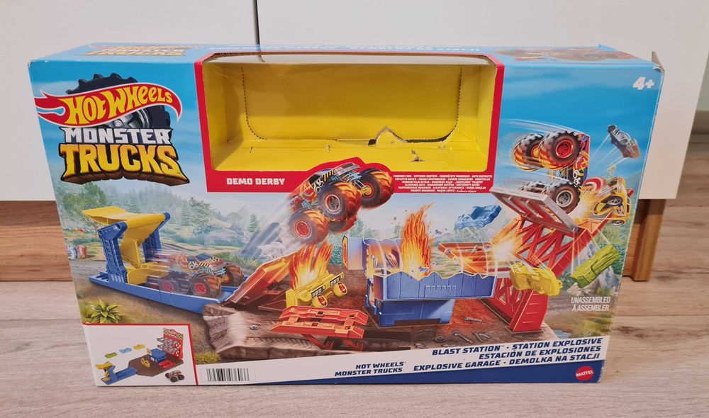 Zestaw Hot Wheels Monster Trucks Demolka na stacji