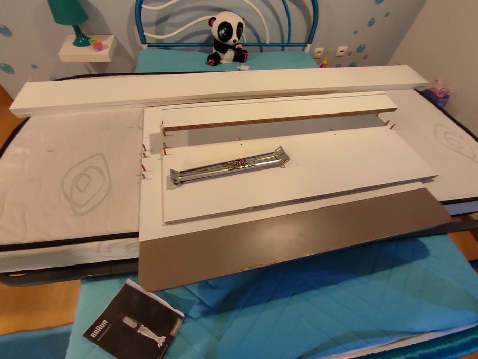 Cama de criança com uso, com estrado, colchão, lençóis do cars novos