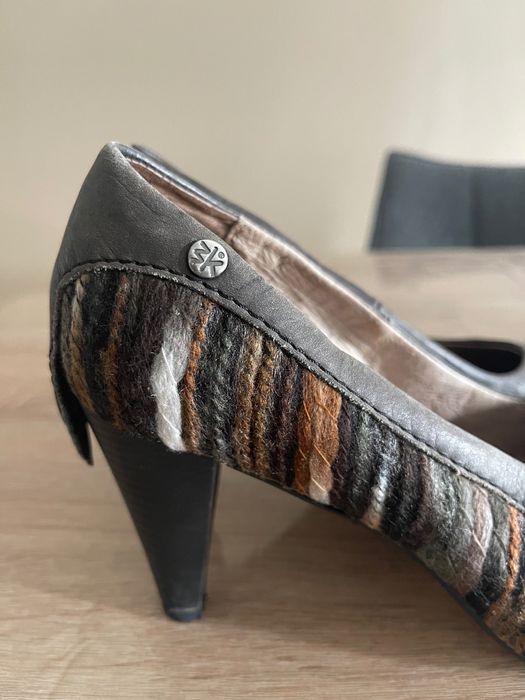 Sapatos castanhos de pele e lã