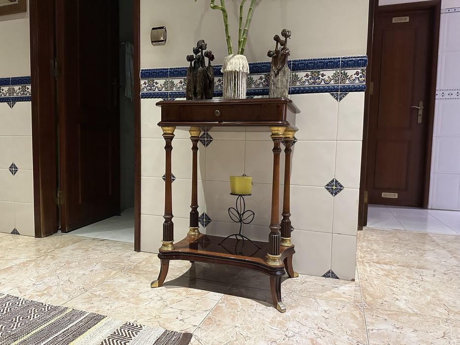Mesa de entrada em cerejeira
