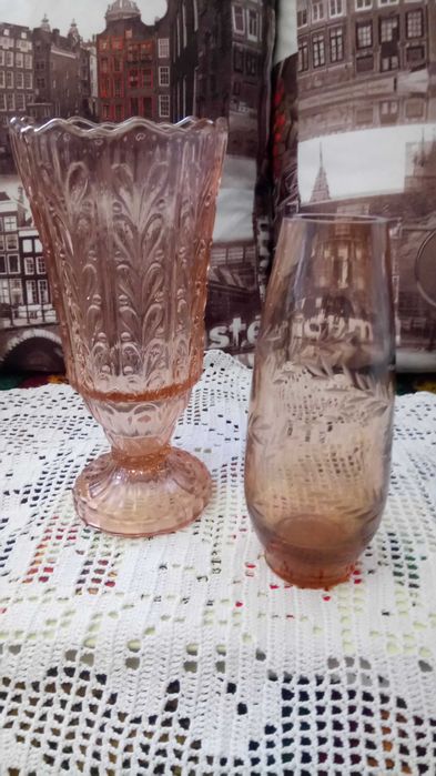 Различные вазы для цветов.