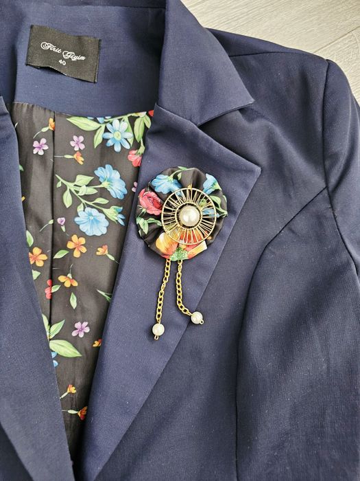 Piękna granatowa marynarka L 40 broszka